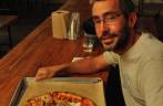 Pronto para devorar uma pizza na Pizzaria Antica, em Atlanta, na Georgia - EUA